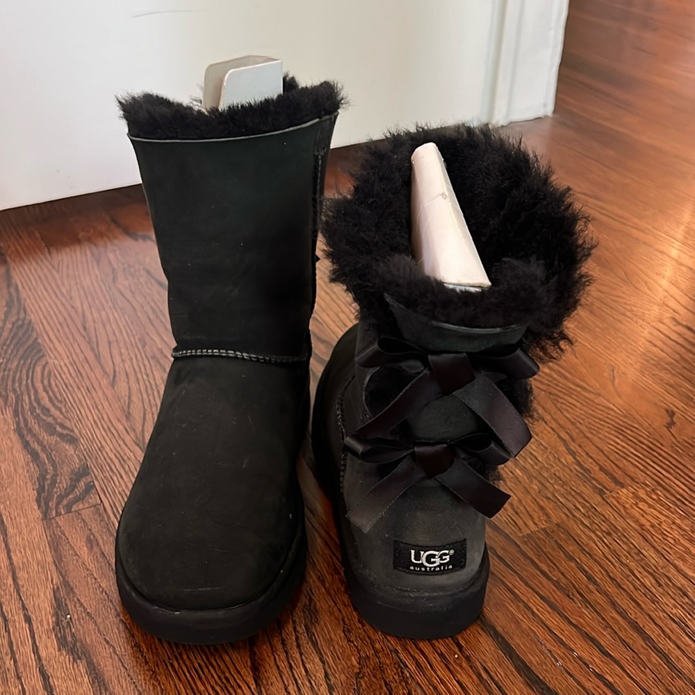 NWOT Black Bailey Bow Uggs